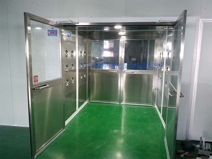 貨淋室主要用于物料表面的除塵，常用于生產(chǎn)線或倉(cāng)庫(kù)的出口處。