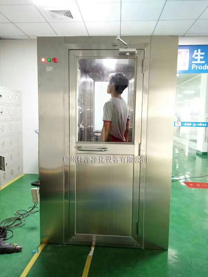 風淋室工作原理是通過高速氣流的沖擊，有效清除進入潔凈室的人員、物料表面攜帶的塵埃和污染物。