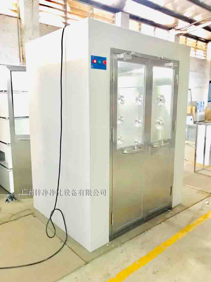 風淋室是潔凈室中的重要設備,風淋室主要用于去除進入潔凈室的人員或物料表面的塵埃和微生物,保證潔凈室內的空氣質量和環境穩定性。 風淋室是潔凈室中的重要設備,風淋室主要用于去除進入潔凈室的人員或物料表面的塵埃和微生物,保證潔凈室內的空氣質量和環境穩定性。