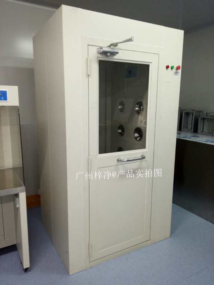 風淋室運行過程中產(chǎn)生的噪音可能會對操作人員造成不適,影響工作效率。 風淋室運行過程中產(chǎn)生的噪音可能會對操作人員造成不適,影響工作效率。